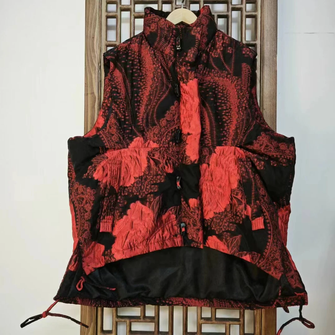 凤徕兮私人定制黑底红色提花立领前短后长羽绒马甲SMF005