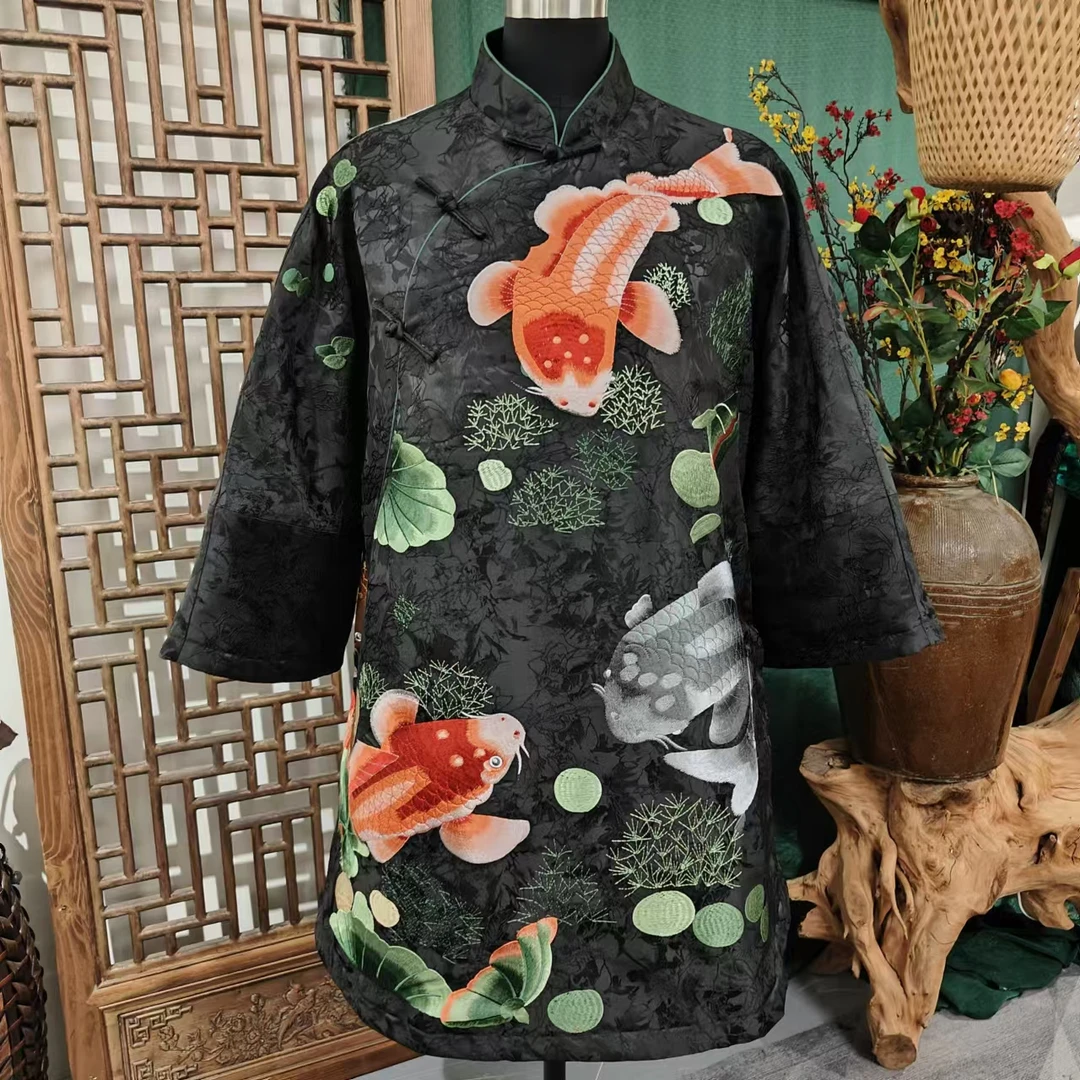 凤徕兮私人定制黑底鱼刺绣斜盘扣小立领风衣（LS446-1）单