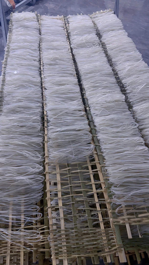 仫佬族特产干米粉水煮食用