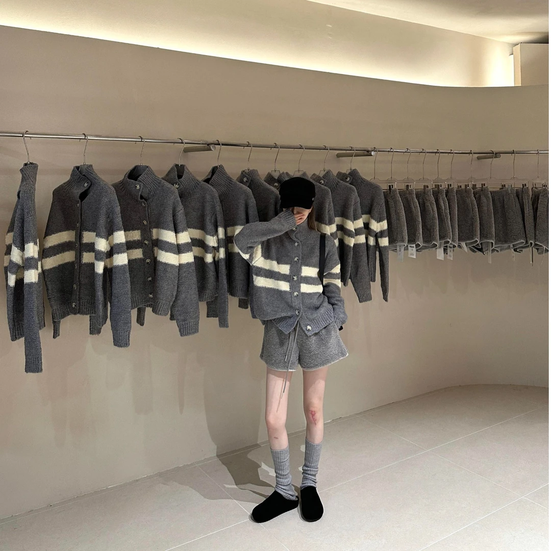 2025新款冬季穿搭一整套高级感休闲套装灰色针织衫毛毛短裤两件套