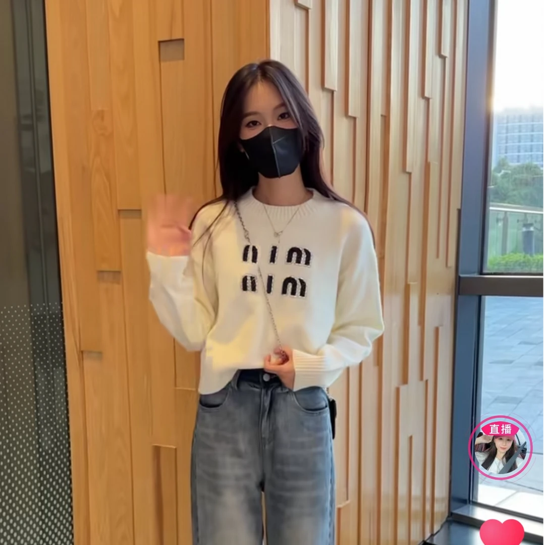 6775 米白烫钻长袖毛衣