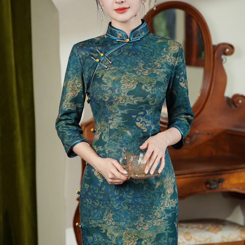 秋冬旗袍气质国风2024新款复古高贵优雅日常老上海长款绿色连衣裙