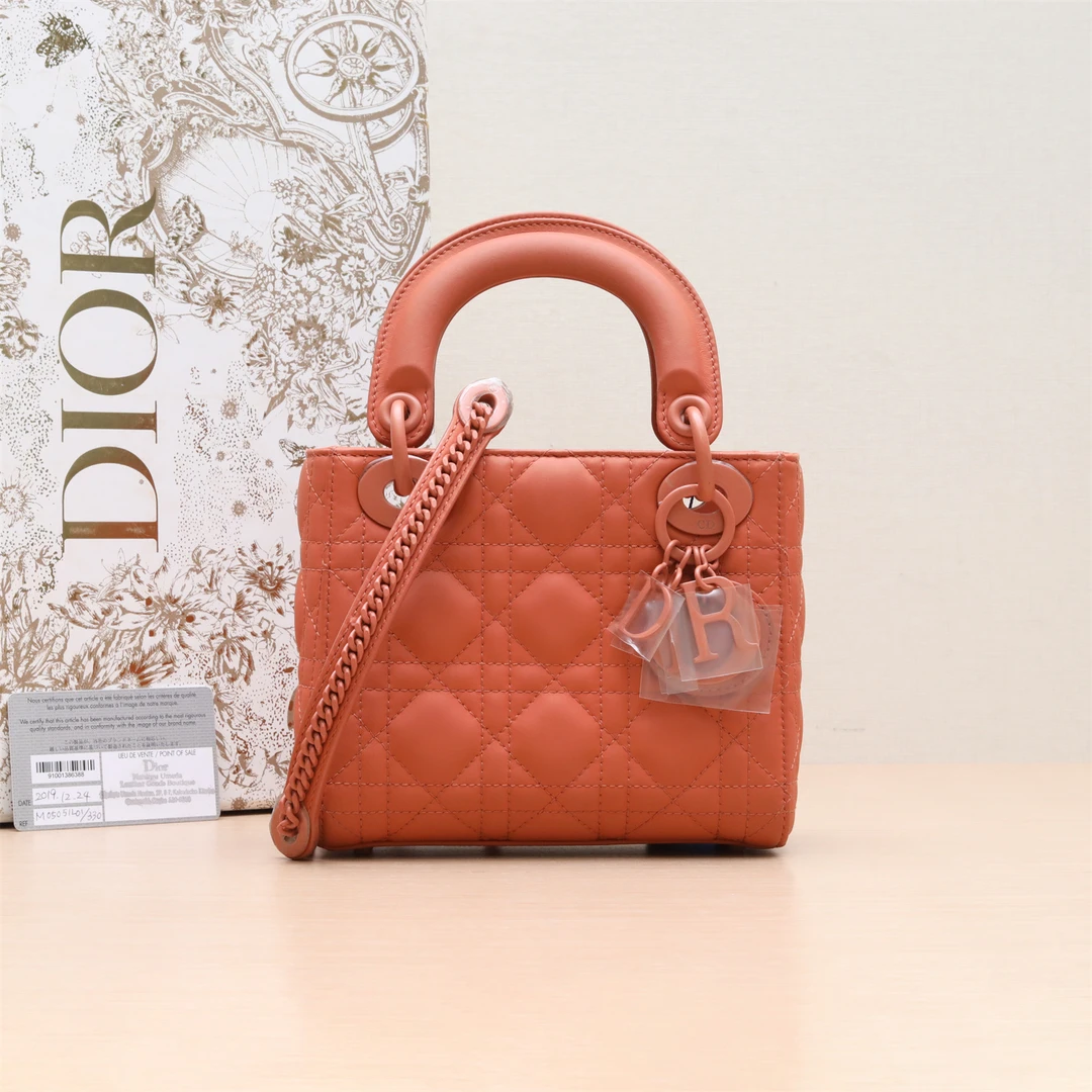 95新 DIOR/迪奥 新粉黑黑 P214348727Lady Dior 戴妃包 三格