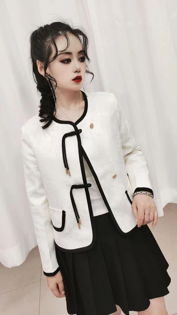 秋季小香风女装上衣时尚短款外套长53cm货号2401