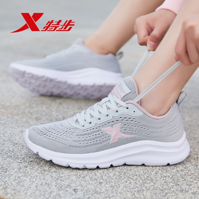 特步女鞋秋季新款休闲妈妈鞋网面软底跑步鞋官方正品旅游运动鞋女
