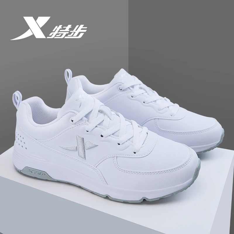 特步女鞋白色休闲鞋运动鞋女款2024新款秋冬正品轻便皮面老爹鞋女