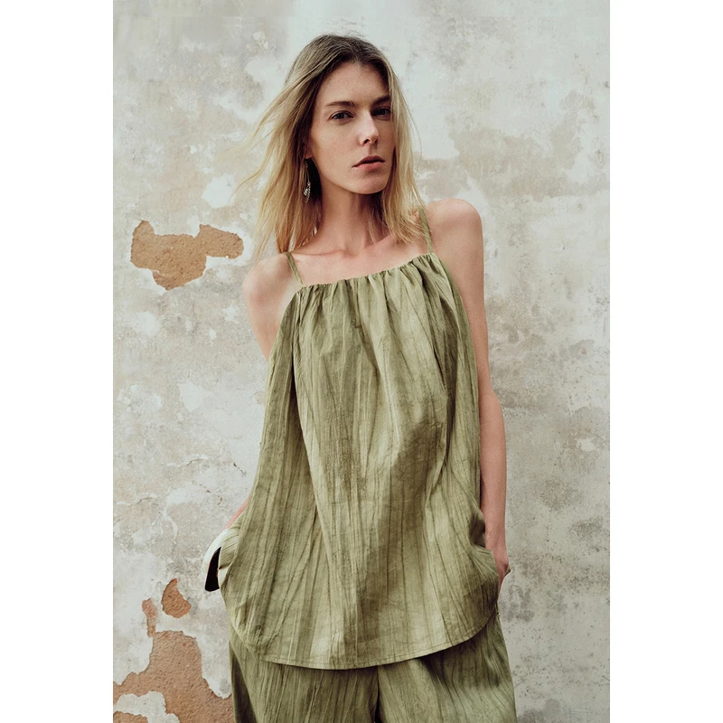 UR2024秋季新款女装时尚慵懒休闲度假风微褶吊带衫UWH240116