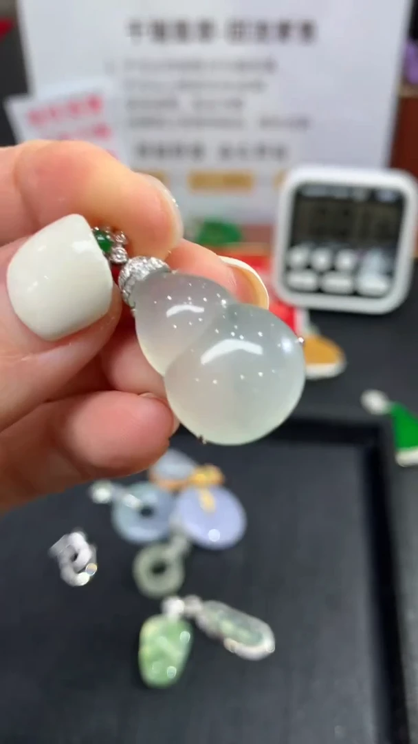 【闪购商品】翡翠吊坠(不含链)18K金镶嵌葫芦回流不退不换|2980+0