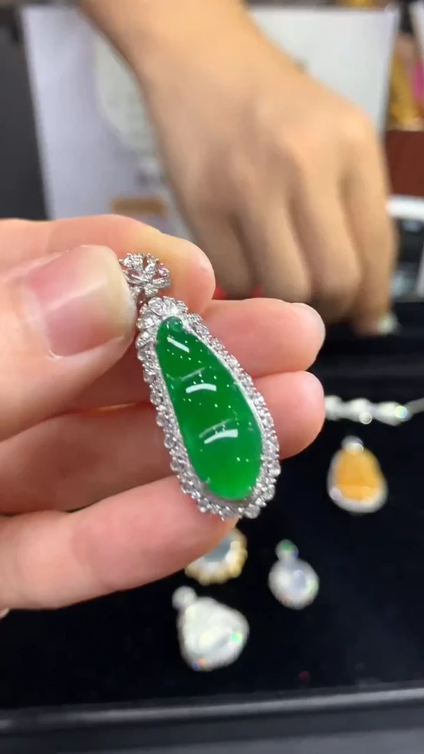 【闪购商品】翡翠吊坠(不含链)18K金镶嵌豆子回流不退不换|13800+0