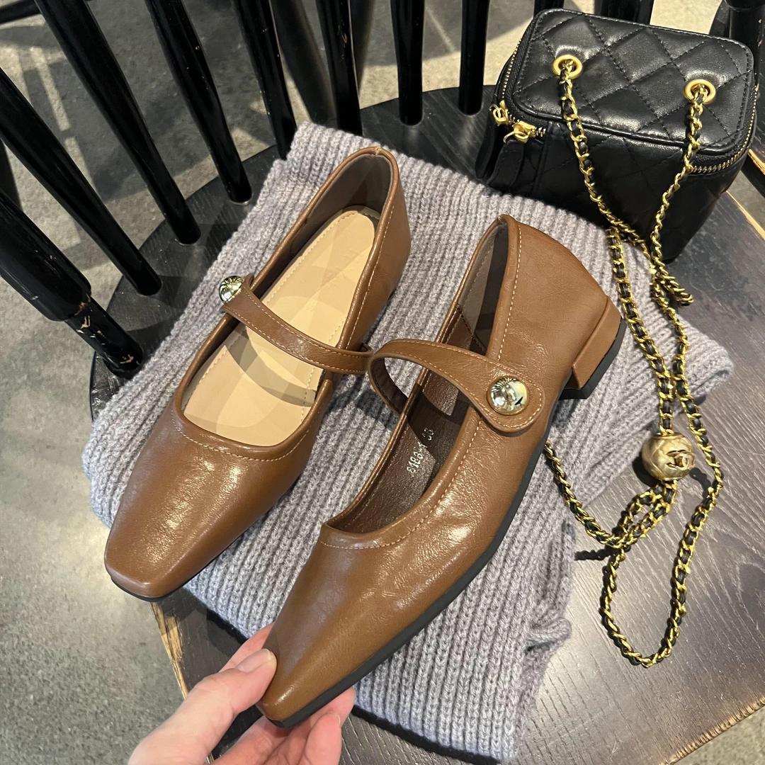 设计感一字带玛丽珍平底粗跟单鞋秋冬季法式温柔复古红色方头单鞋