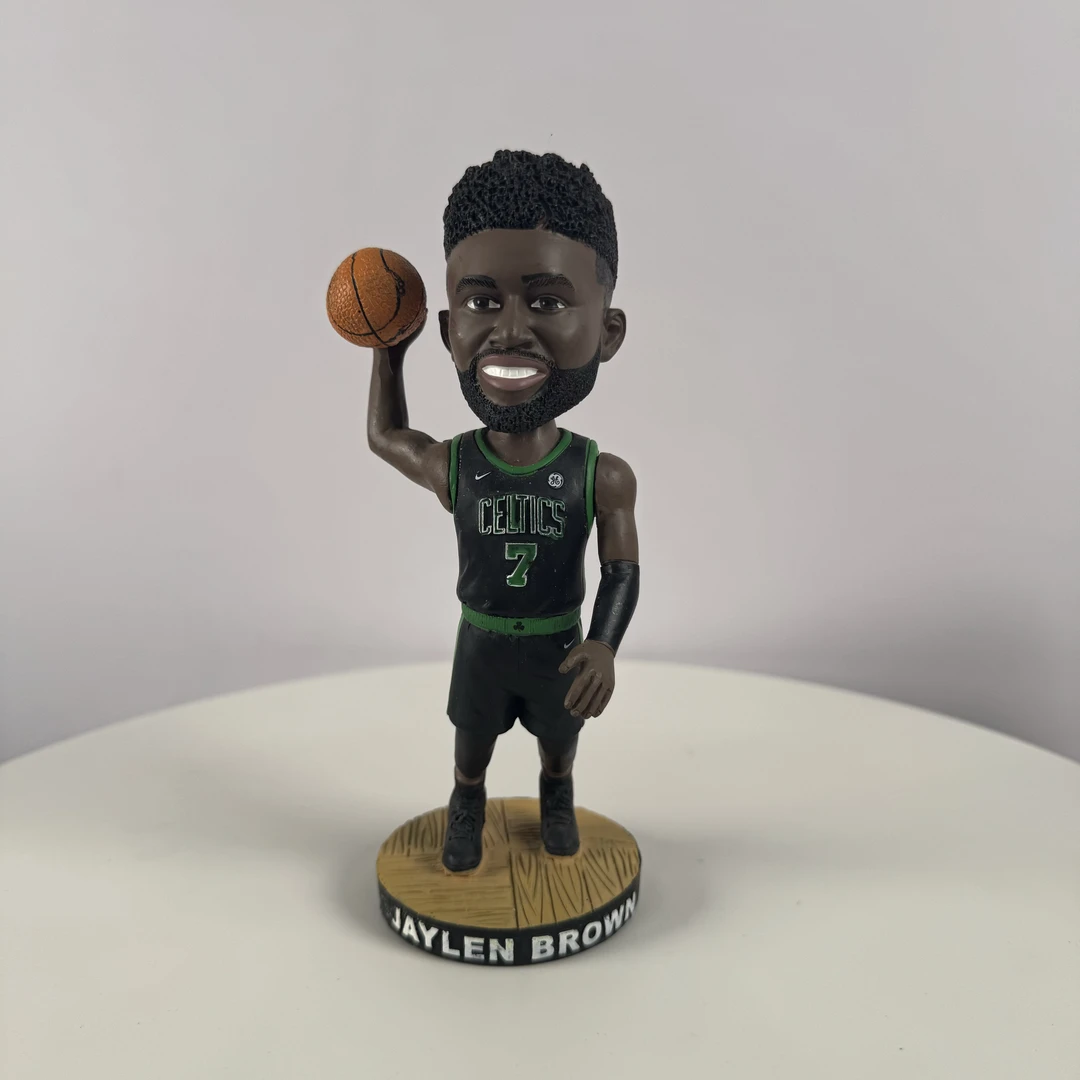 NBA球星杰伦布朗篮球周边手办玩偶公仔桌面摆件车载书桌18cm高