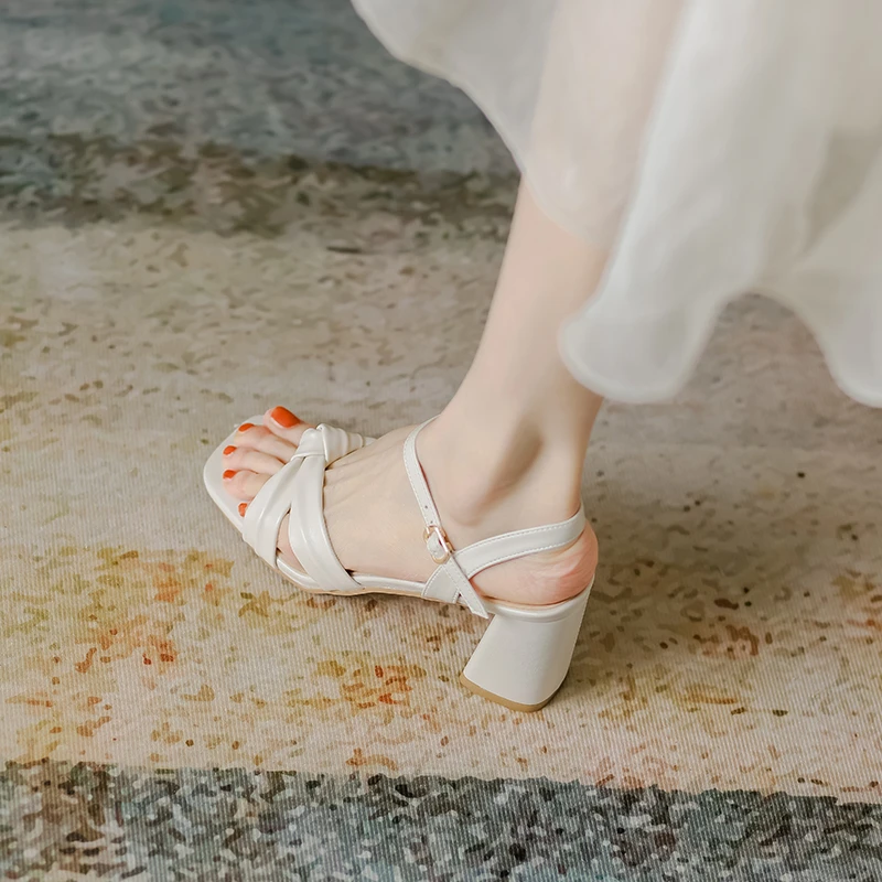 法式小众一字带粗跟凉鞋女外穿2024夏季方头女鞋中跟气质高跟鞋