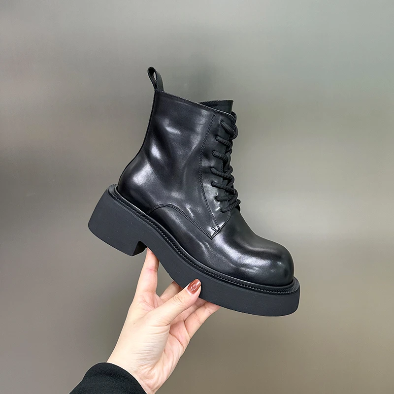 左右华菲5.5cm潮流时尚休闲商务黑色短靴2024新款英伦风马丁靴女