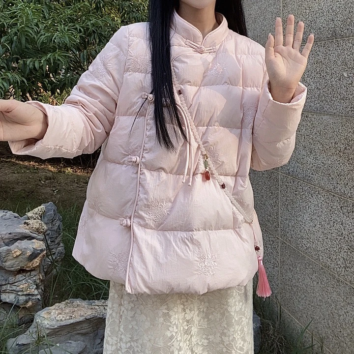 斜襟款文艺刺绣盘口羽绒服