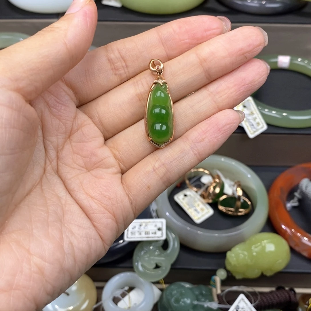 和田玉挂件18K金镶嵌