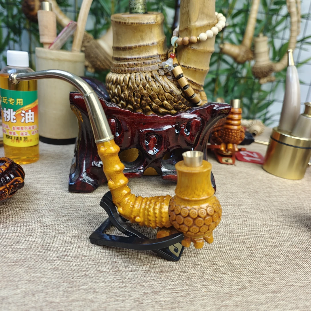 贵州民间实心竹雕刻带包老巴斗