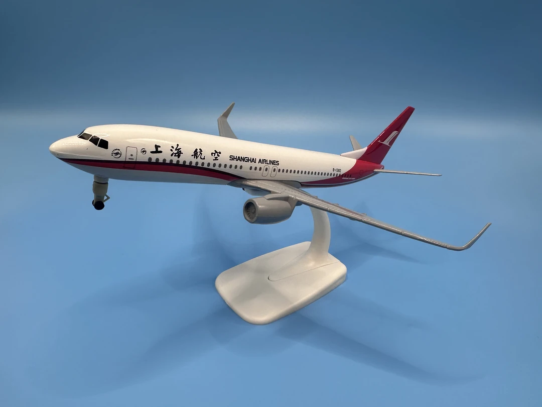 1:400比例上海航空波音737-800合金成品客机模型带支架