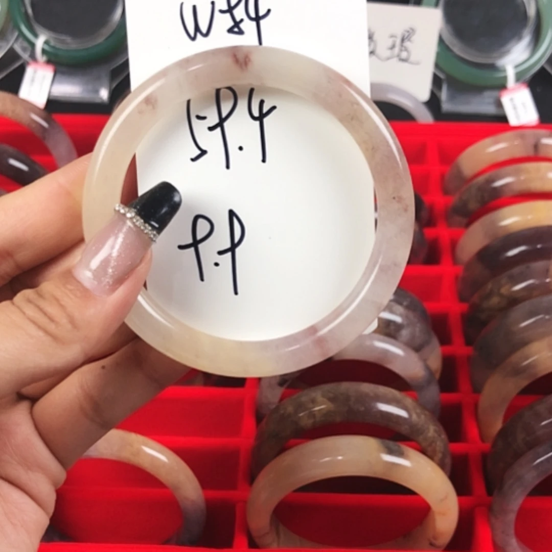 【闪购商品】石英质玉手镯未镶嵌w 84
