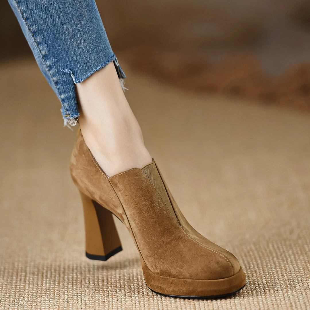 不累脚女鞋8.5cm 新款时尚耐磨松紧带真皮羊猄皮单鞋尖头粗跟棕色