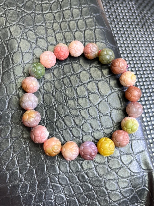 四川盐源雕刻莲花手链 颜色靓丽 纯手工雕刻 定制款随机发