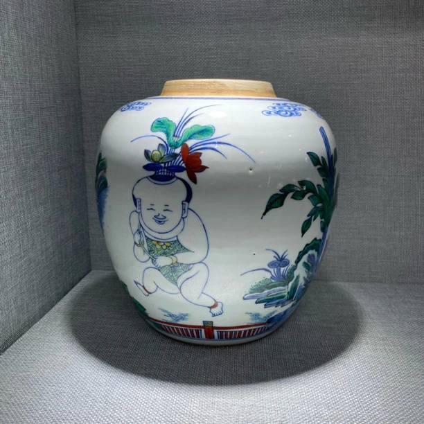 青花斗彩童子图罐