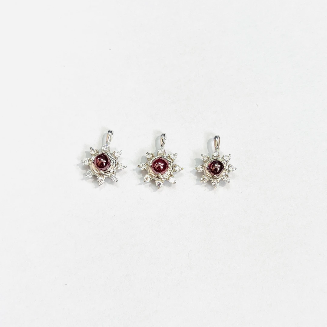 天然辰砂天然辰砂朱砂吊坠银镶吊坠拍一发一发其中一个