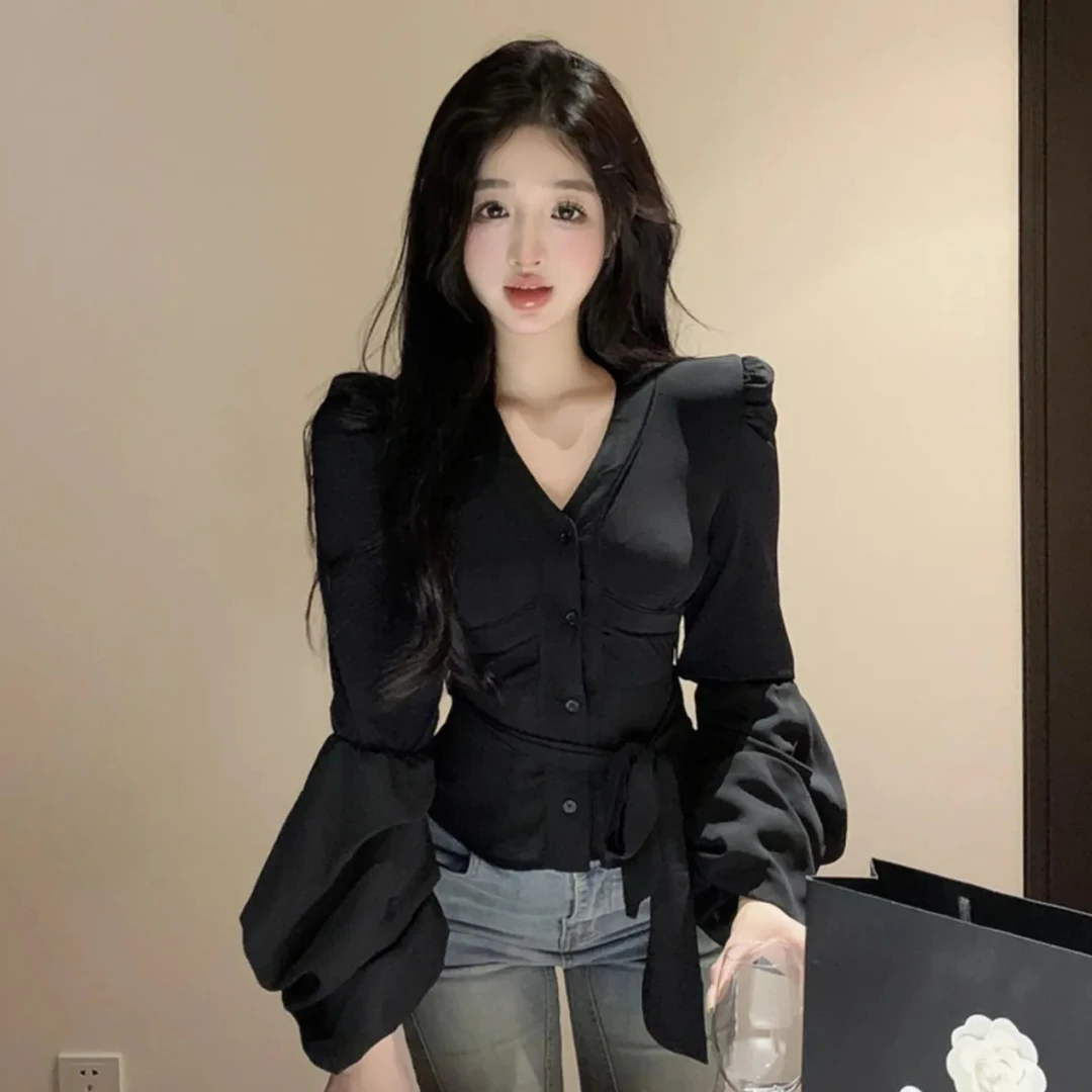 春秋法式独特别致高级黑色v领衬衫女设计感小众甜辣收腰短款上衣