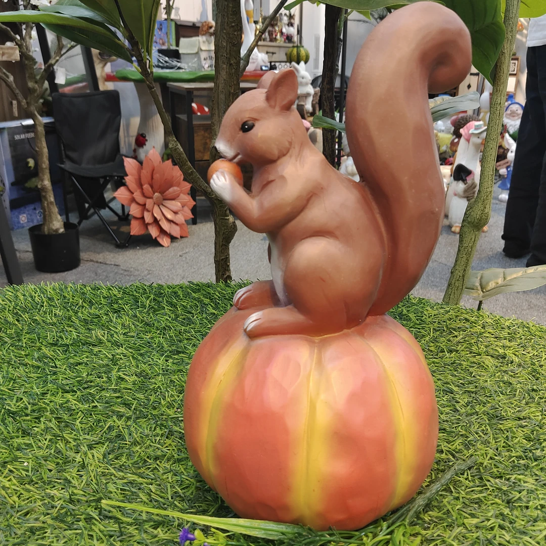 花园庭院松鼠坐南瓜摆件