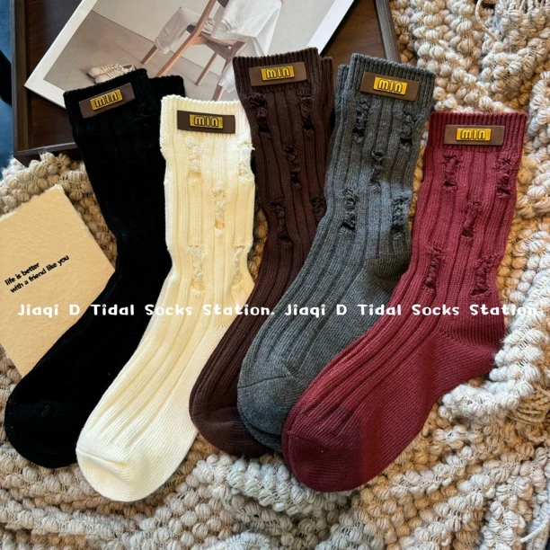 欧货字母皮标破洞袜子女粗针复古洋气中筒袜百搭时尚厚款堆堆袜潮