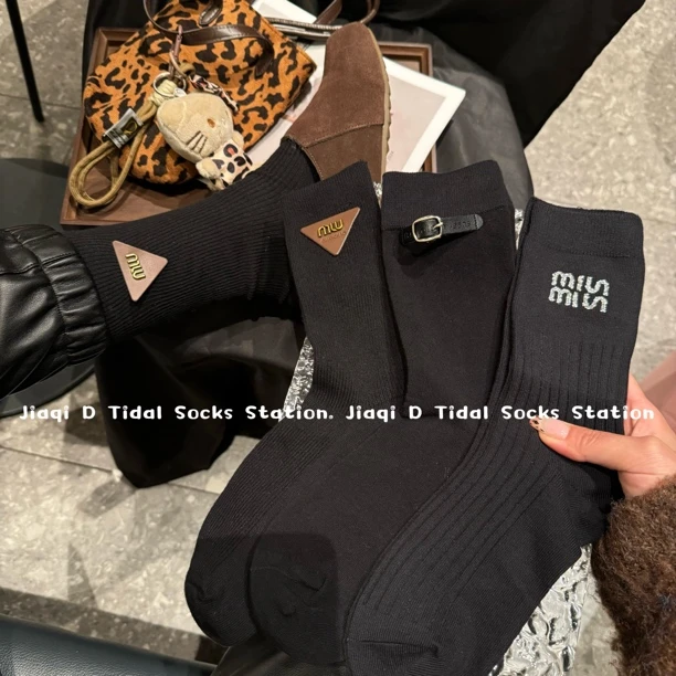 秋冬欧货黑色系中筒堆堆袜三角标烫印时尚亮钻字母百搭女袜