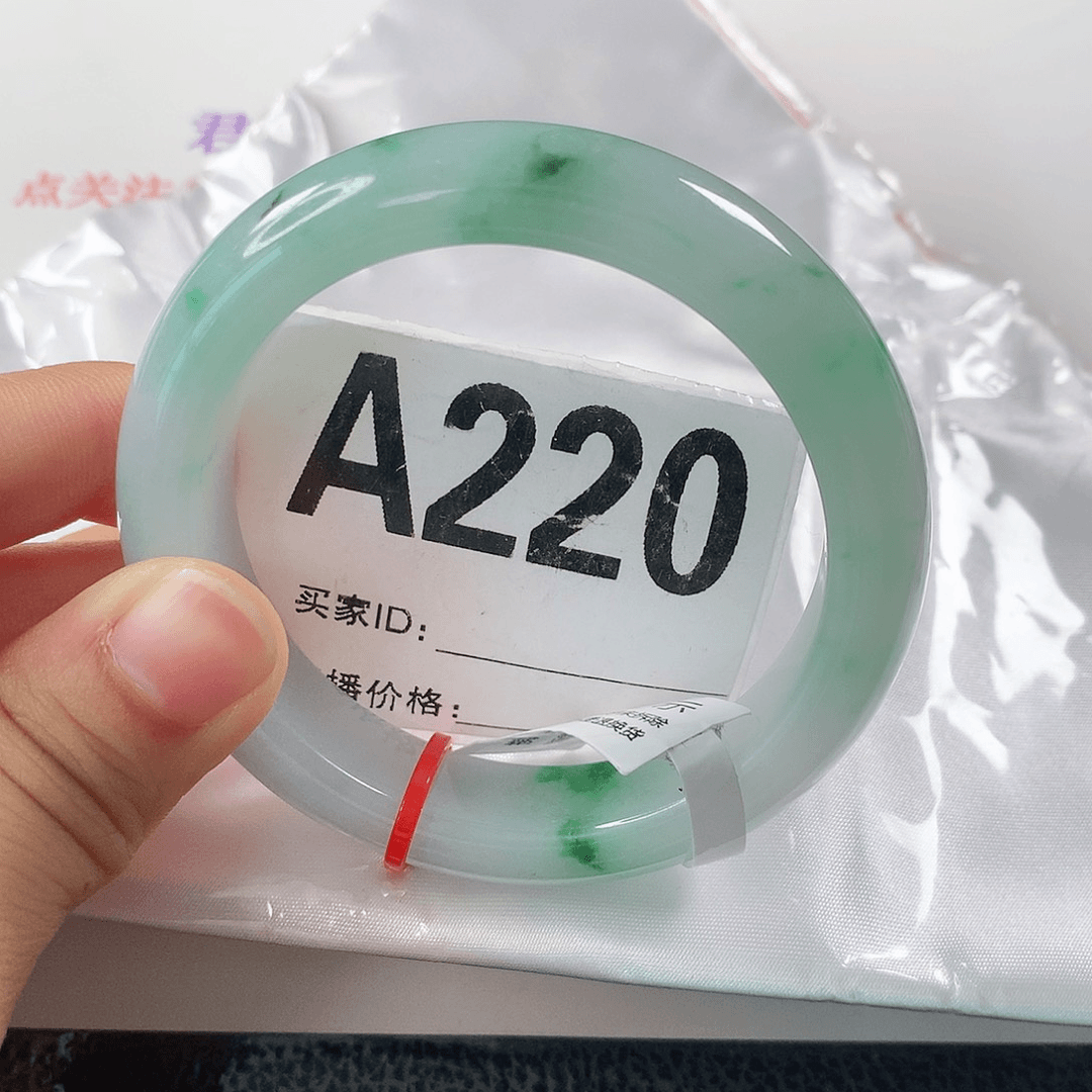 翡翠手镯未镶嵌正圈