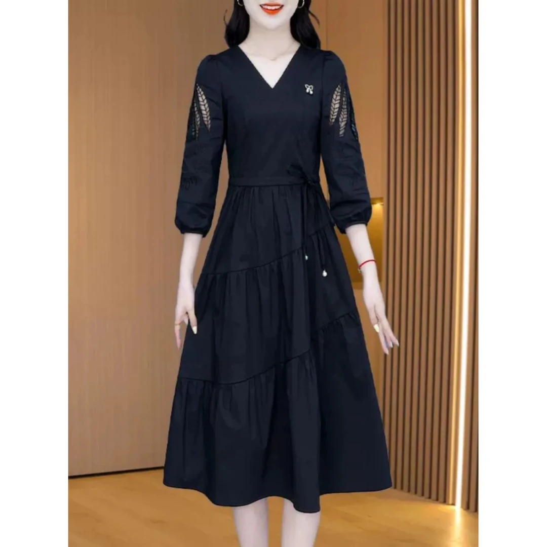 2024春夏季新款V领大码七分连衣裙气质镂空收腰百搭显瘦裙子休闲