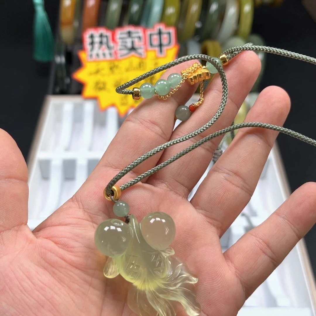 蛇纹石玉颈饰未镶嵌