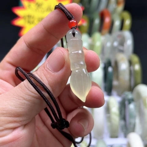 蛇纹石玉颈饰未镶嵌