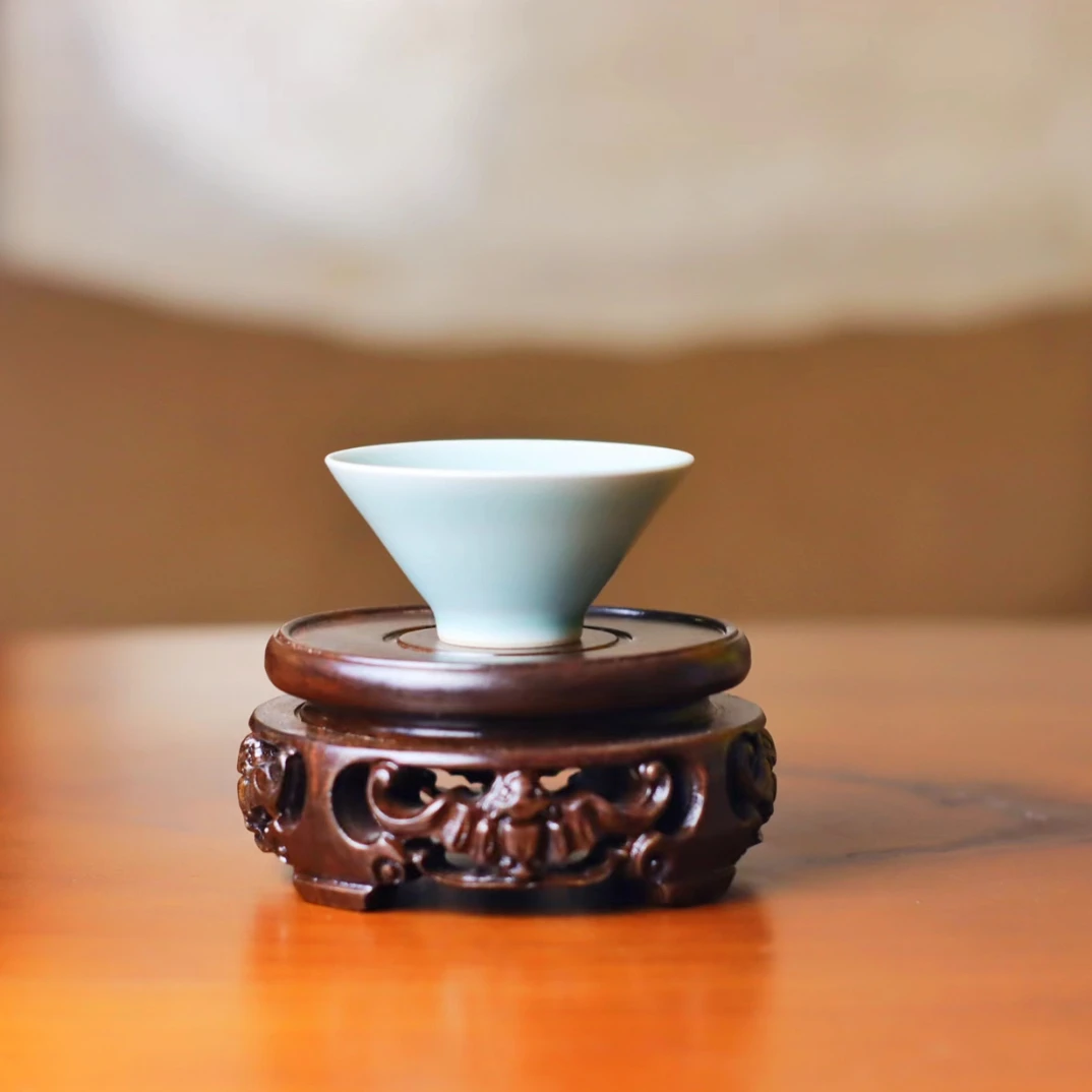 陈旭签名-蓝色薄胎斗笠杯-龙泉窑-容量45CC左右。