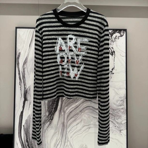 【海哥精选】黑与泥灰 条纹字母印花长袖上衣SJ24699