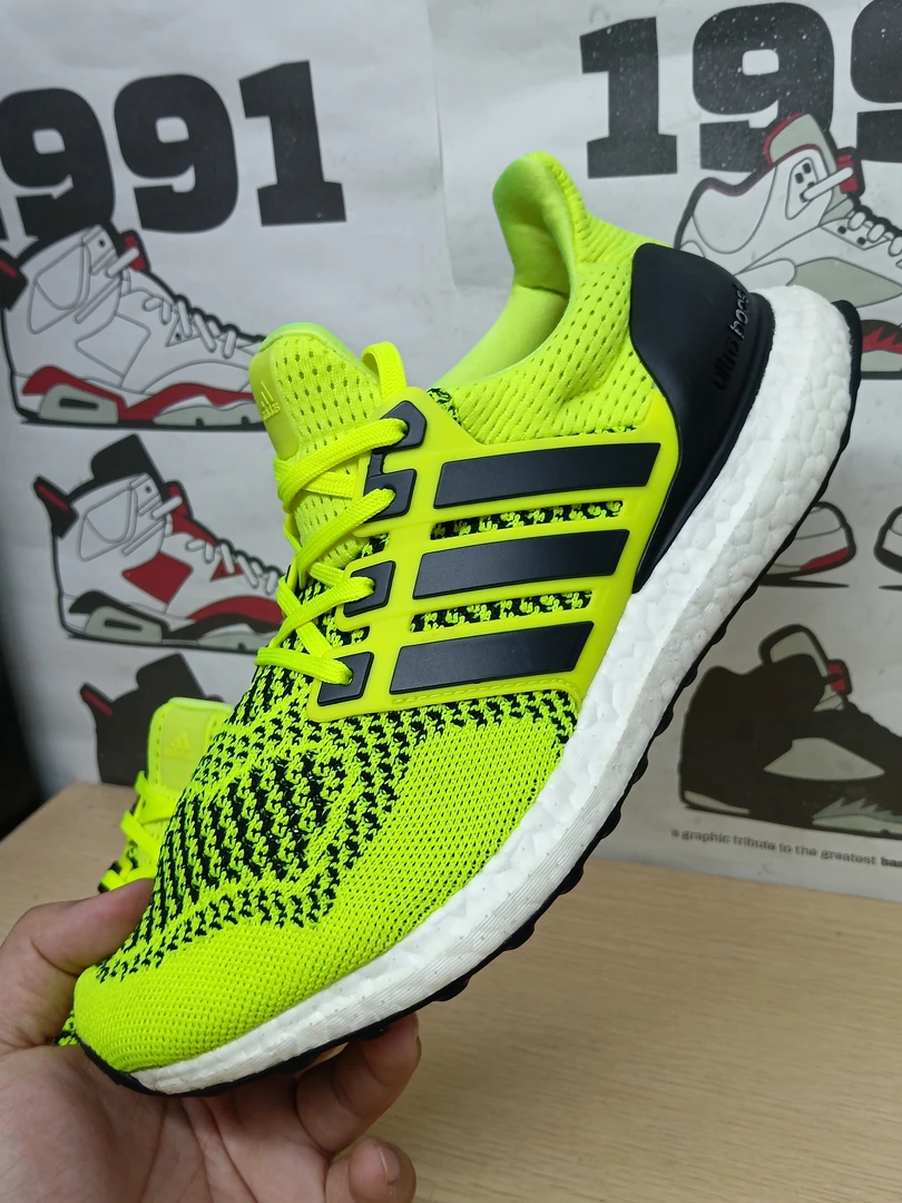 95新40.5码ultra boost黑绿荧光绿休闲跑步鞋/无原盒/公价1689