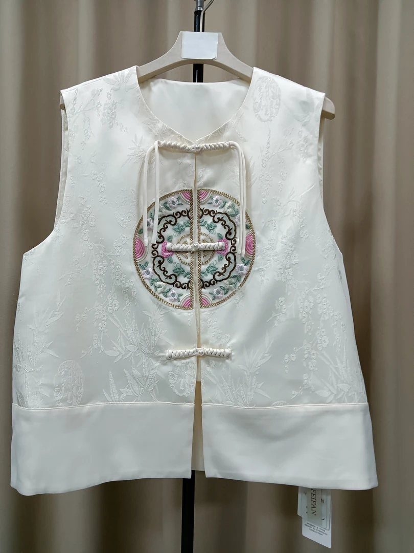 S048国风新中式马甲2024新款设计感薄款刺绣流苏盘扣缎面坎肩上衣