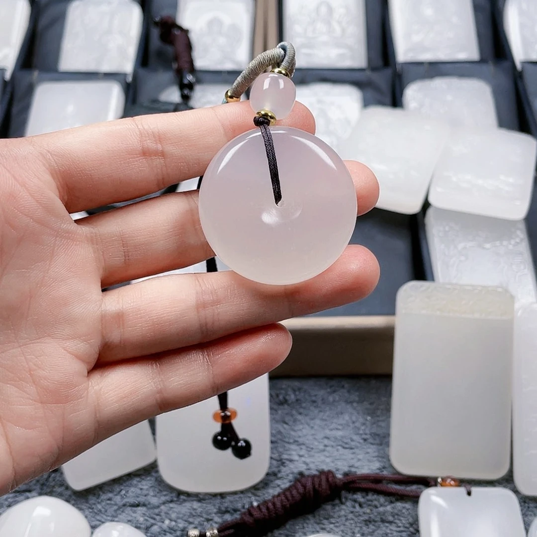 石英质玉（金丝玉）颈饰未镶嵌否****好新疆玉双面雕刻