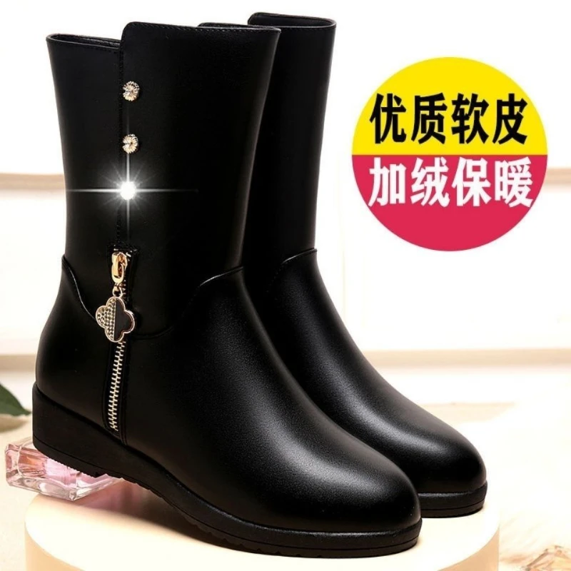 高档中筒靴女软皮加厚妈妈舒适皮鞋平底加绒保暖防滑女士妈妈鞋