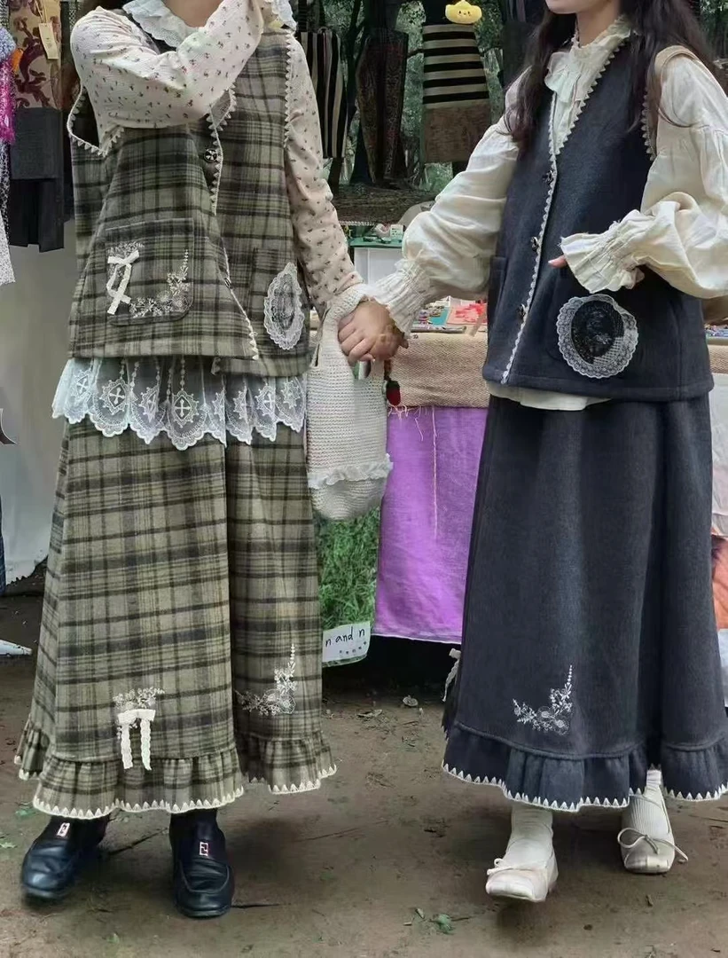 2024熊姑娘秋冬新款森系百搭磨毛贴布绣刺绣格子套装森女马甲半裙