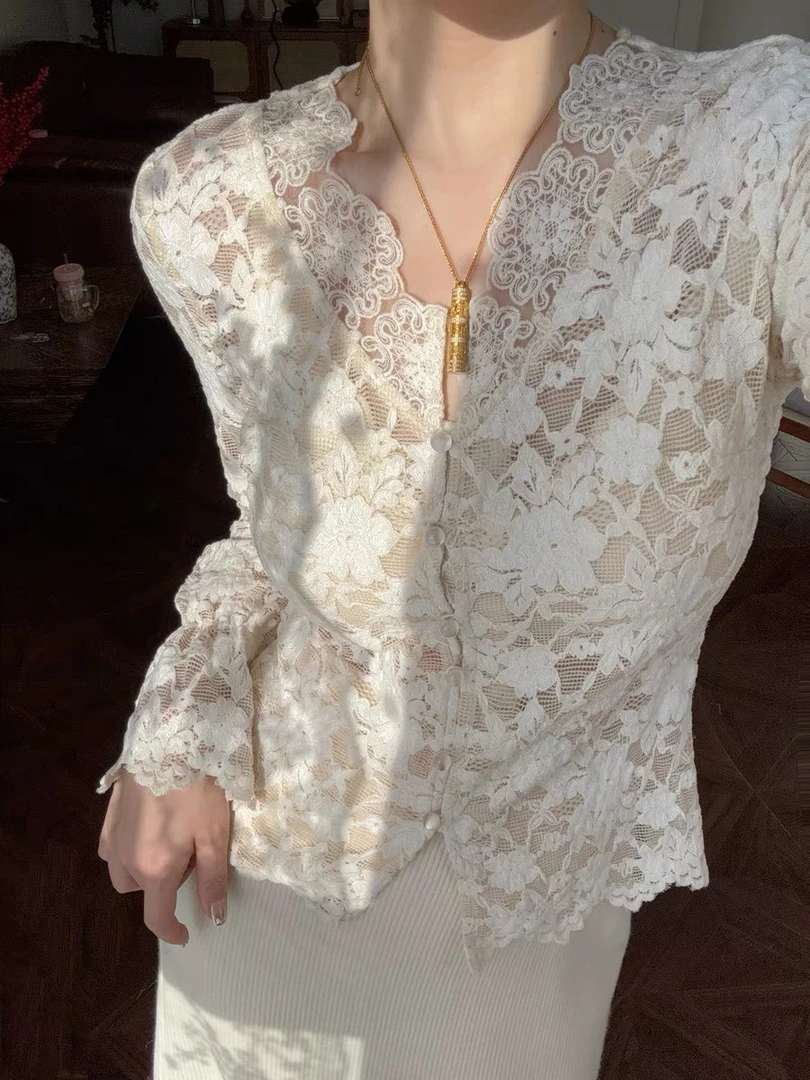 2508羽吟-冬季新款法式复古杏色V领蕾丝长袖上衣