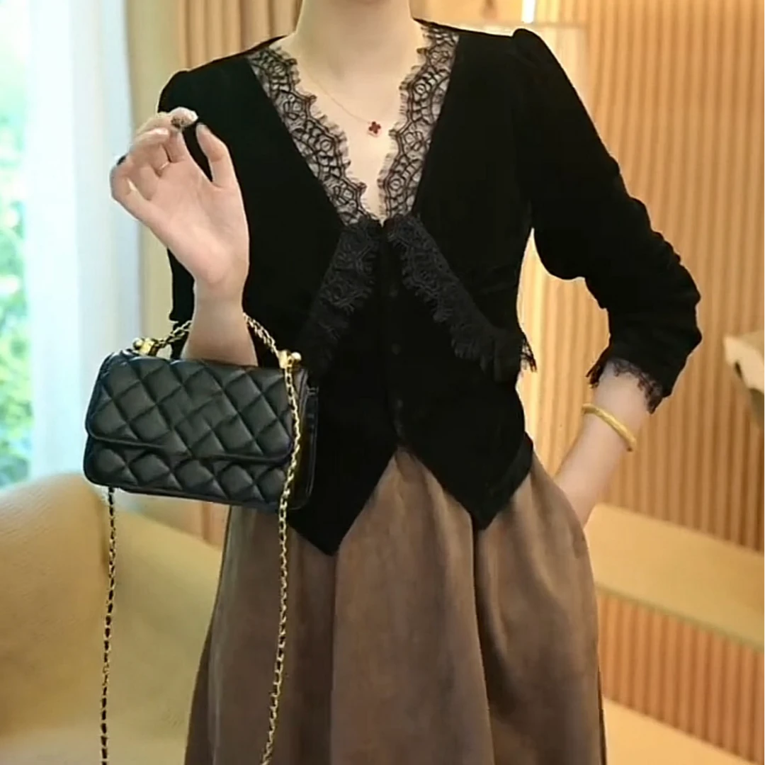 米莱Jiaer/法式丝绒蕾丝拼接V领女气质长袖上衣2024新款打底衫