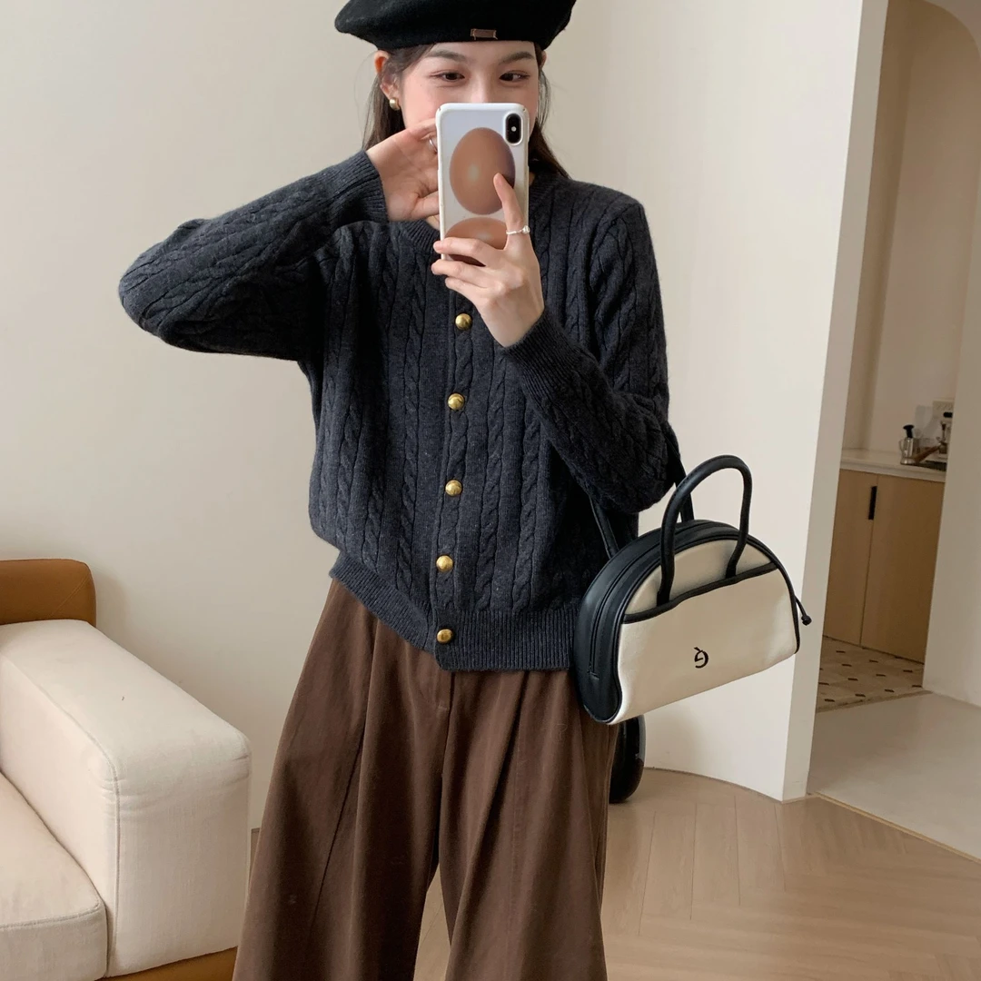 浣熊绒麻花内搭毛衣女秋冬慵懒风小金扣开衫长袖宽松针织衫外套女