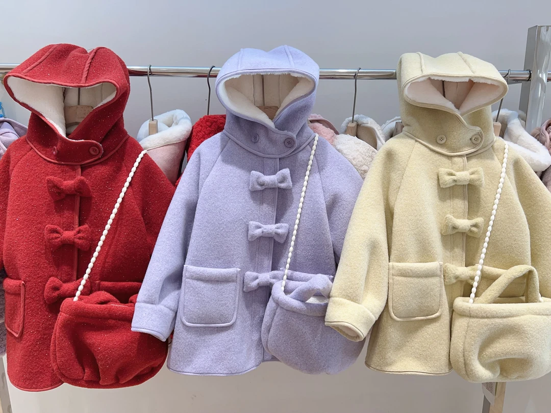 【763】 （送包包）女童三个蝴蝶结加绒加厚外套 ~