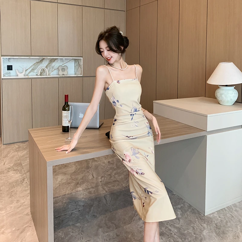 轻熟风复古气质显瘦花色吊带裙子设计高级感露背开叉包臀连衣裙女
