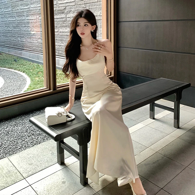 气质显瘦露背海边沙滩长裙子法式设计高级感缎面荡领吊带连衣裙女