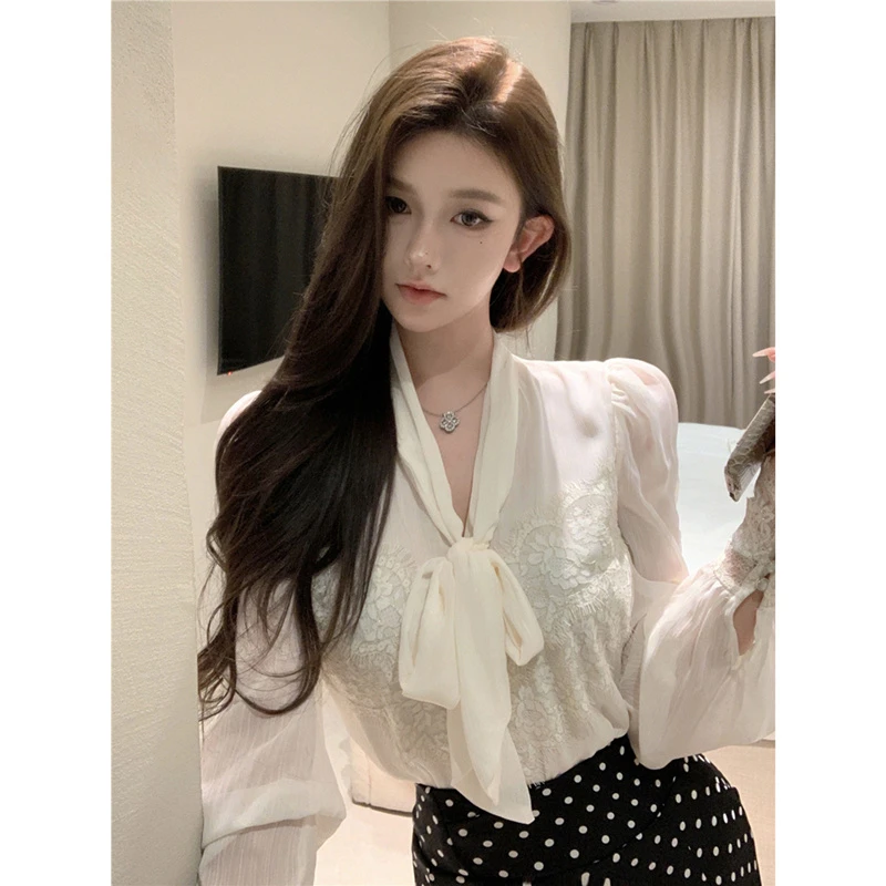 法式设计高级感蕾丝拼接长袖衬衫女轻熟风气质显瘦系带蝴蝶结上衣