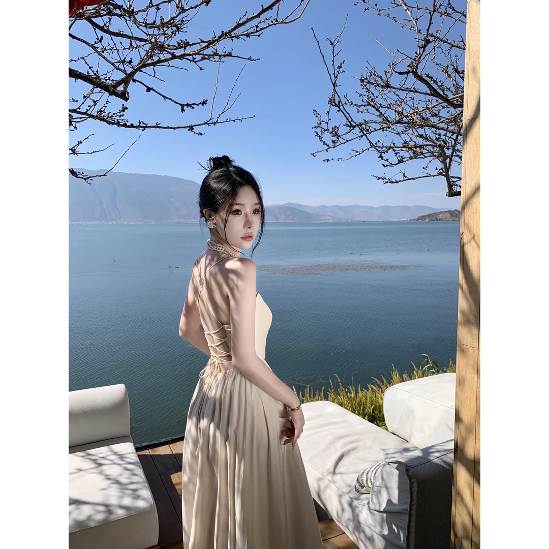 出游旅行穿搭海边度假风沙滩裙子法式设计高级感露背吊带连衣裙女