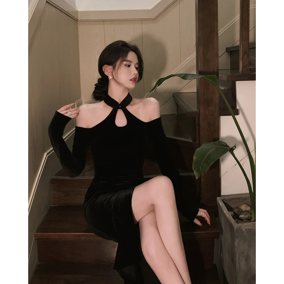 纯欲风挂脖黑色开叉丝绒包臀裙子法式设计高级感气质显瘦连衣裙女